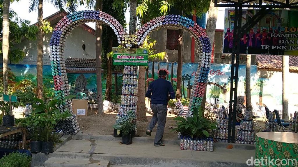 Potret Taman dari 6 Ton Sampah Plastik di Batang Potret Taman dari 6 Ton Sampah Plastik di Batang