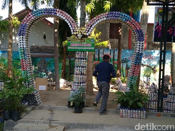 Potret Taman dari 6 Ton Sampah Plastik di Batang