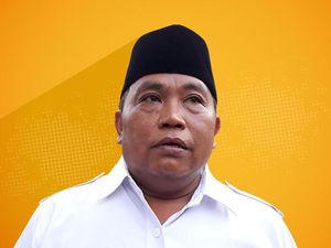 Giliran Arief Poyuono Mejeng di Baliho, Tapi Tak Pakai Baju! Giliran Arief Poyuono Mejeng di Baliho, Tapi Tak Pakai Baju!