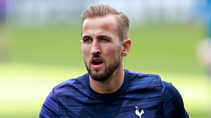 LONDON, ENGLAND - JULY 26: Harry Kane of Tottenham Hotspur warms up prior to the Premier League match between Crystal Palace and Tottenham Hotspur at Selhurst Park on July 26, 2020 in London, England.Football Stadiums around Europe remain empty due to the Coronavirus Pandemic as Government social distancing laws prohibit fans inside venues resulting in all fixtures being played behind closed doors. (Photo by Ian Walton/Pool via Getty Images)