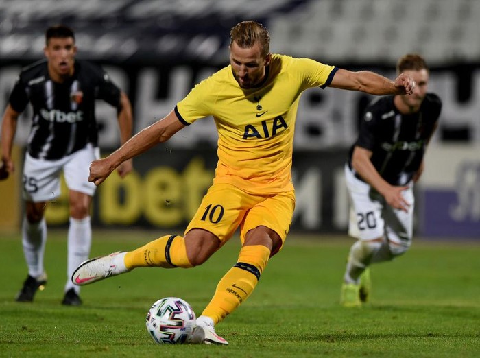 PLOVDIV, BULGARIA - SEPTEMBER 17: Harry Kane of Tottenham Hotspur scores his teams first goal from the penalty spot during the UEFA Europa League second qualifying round match between Lokomotiv Plovdiv and Tottenham Hotspur at Stadion Lokomotiv Plovdiv on September 17, 2020 in Plovdiv, Bulgaria. (Photo by Nikolay Doychinov/Getty Images)