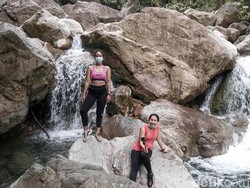 Hiking di Sentul Ala Sophia Latjuba dan Wulan Guritno, Berapa Duit Sih?