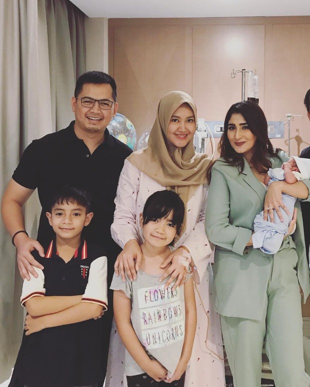 https://www.instagram.com/tanianadiraa/ Tania Nadira dan Tommy Kurniawan tetap akur serta kompak merawat sang buah hati mereka.