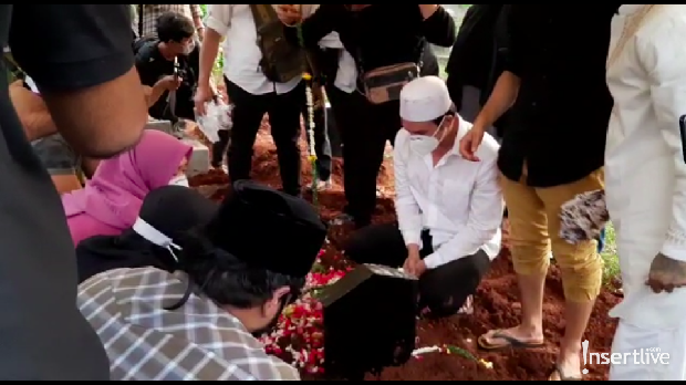 Jenazah Ibu Indra Bruggman Dimakamkan di TPU Menteng Pulo