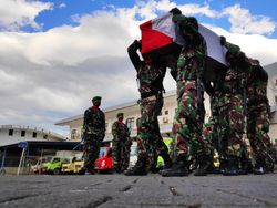 Tiba di Makassar, Jenazah TNI Korban Penembakan KKB Disambut Upacara Militer