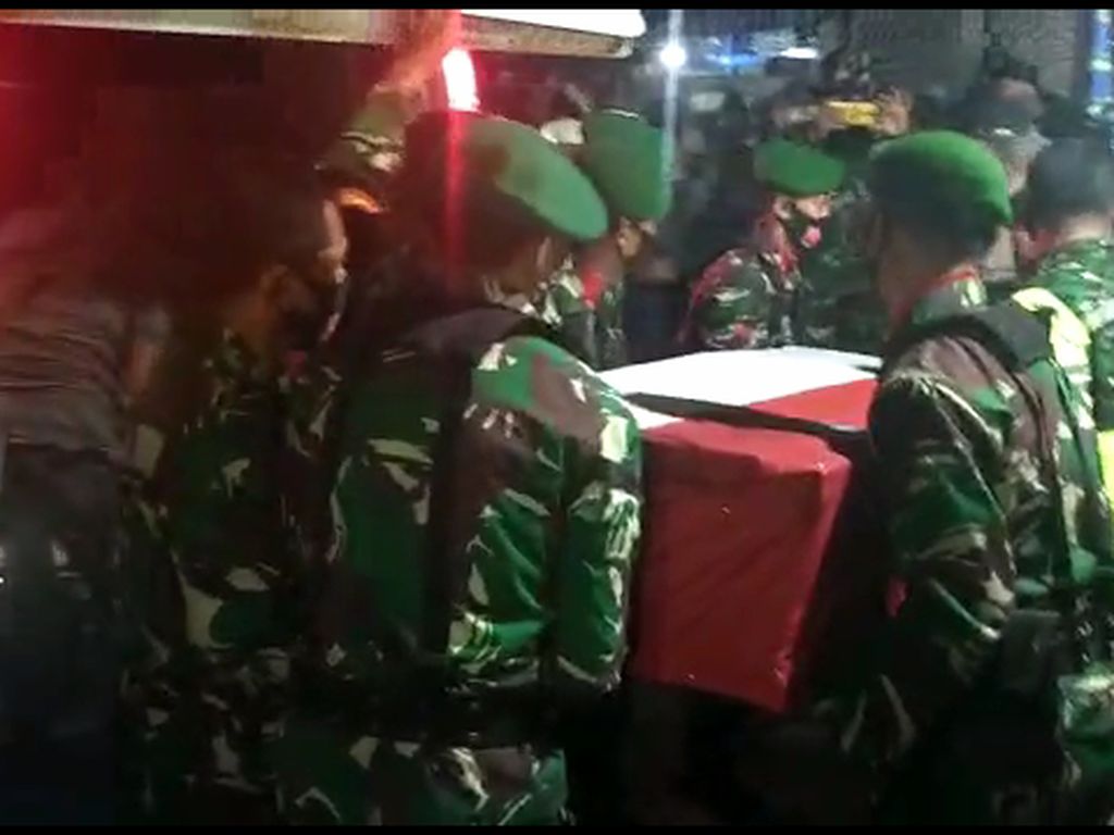 Video Isak Tangis di Rumah Duka Jenazah TNI yang Ditembak KKB Video Isak Tangis di Rumah Duka Jenazah TNI yang Ditembak KKB