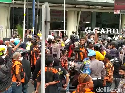 Ricuh Massa Geruduk Deklarasi KAMI di Magelang, 1 Brimob Terluka