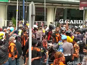 Tegang! Massa Geruduk Deklarasi KAMI di Magelang, Polisi Menghalau Tegang! Massa Geruduk Deklarasi KAMI di Magelang, Polisi Menghalau