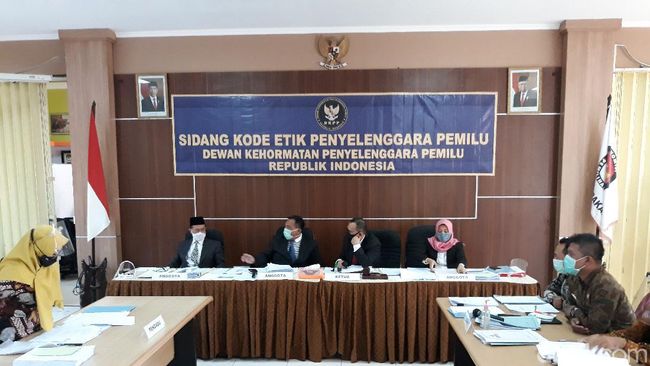 Komisioner Bawaslu Sragen Disidang Gegara Laporan Merekrut Kader Parpol Komisioner Bawaslu Sragen Disidang Gegara Laporan Merekrut Kader Parpol
