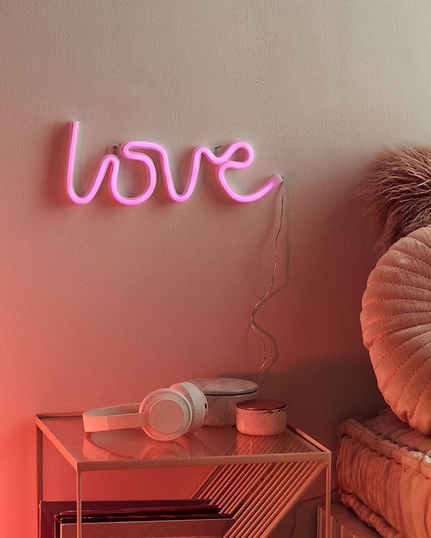 Lampu neon dinding/ sumber: instagram.com/mylight.id/ Lampu neon tempel dinding ini bisa bikin kamarmu auto retro banget ya.