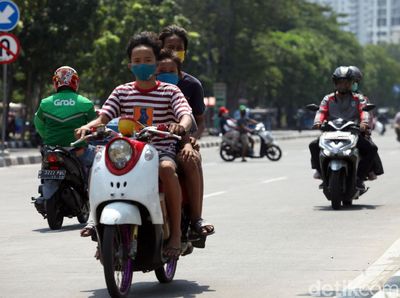 Pemotor Ini Bonceng Tiga-Lawan Arah dan Tanpa Helm