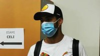 Keberadaan Suarez di Italia terhitung hangat singkat. Marca melaporkan bahwa Pria asal Uruguay itu pada sore harinya sudah tiba lagi di Barcelona. (Foto: Twitter @MomblanOfficial)