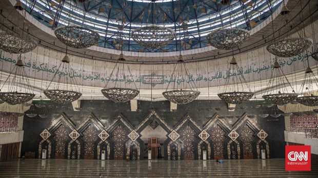 Aktivitas ibadah di masjid At Tin, Jakarta, Jumat, 18 September 2020. Sesuai Pergub DKI Jakarta Nomor 88 Tahun 2020 Tentang Pelaksanaan Pembatasan Sosial Berskala Besar dalam menangani Covid-19 di Jakarta maka, pelaksanaan ibadah salat Jumat di masjid At Tin ditiadakan untuk sementara waktu, namun pengelola Masjid At Tin bakal tetap mengumandangkan azan sebagai pengingat kepada masyarakat waktu salat telah tiba. CNN Indonesia/Bisma Septalisma