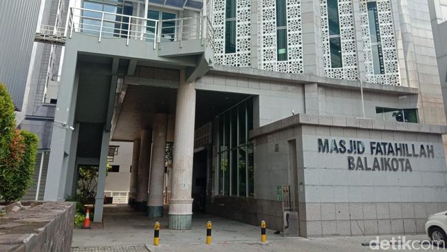 Masjid Fatahillah Balai Kota DKI Tak Gelar Salat Jumat Selama PSBB Masjid Fatahillah Balai Kota DKI Tak Gelar Salat Jumat Selama PSBB