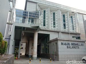 Masjid Fatahillah Balai Kota DKI Tak Gelar Salat Jumat Selama PSBB Masjid Fatahillah Balai Kota DKI Tak Gelar Salat Jumat Selama PSBB