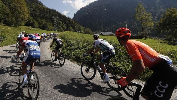 Melihat Pebalap Tour de France Melahap Trek Pegunungan