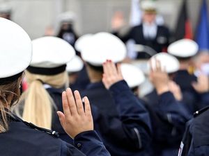 Bagikan Foto Hitler dan Simbol Nazi, Puluhan Polisi Jerman Diskors