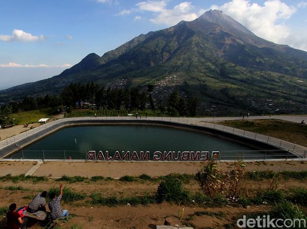 Menikmati Lansekap Gunung Merapi dari Embung Manajar