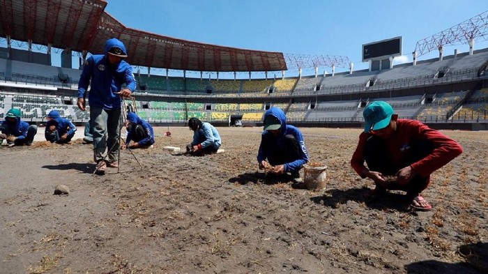 Menpora Zainudin Amali bersama Wakil Ketua PSSI Iwan Budianto didampingi Wali Kota Surabaya Tri Rismaharini mengecek renovasi Stadion Gelora Bung Tomo (GBT), Jumat (18/9/2020). Stadion kebanggaan Kota Pahlawan itu merupakan salah satu venue Piala Dunia U-20 pada 2021 mendatang.