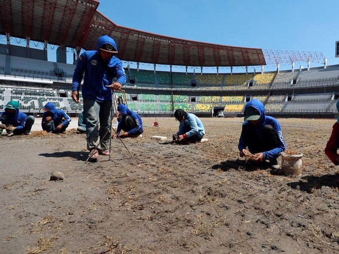 Menpora Zainudin Amali bersama Wakil Ketua PSSI Iwan Budianto didampingi Wali Kota Surabaya Tri Rismaharini mengecek renovasi Stadion Gelora Bung Tomo (GBT), Jumat (18/9/2020). Stadion kebanggaan Kota Pahlawan itu merupakan salah satu venue Piala Dunia U-20 pada 2021 mendatang.
