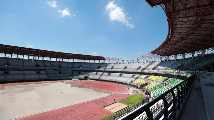 Menpora Zainudin Amali bersama Wakil Ketua PSSI Iwan Budianto didampingi Wali Kota Surabaya Tri Rismaharini mengecek renovasi Stadion Gelora Bung Tomo (GBT), Jumat (18/9/2020). Stadion kebanggaan Kota Pahlawan itu merupakan salah satu venue Piala Dunia U-20 pada 2021 mendatang.