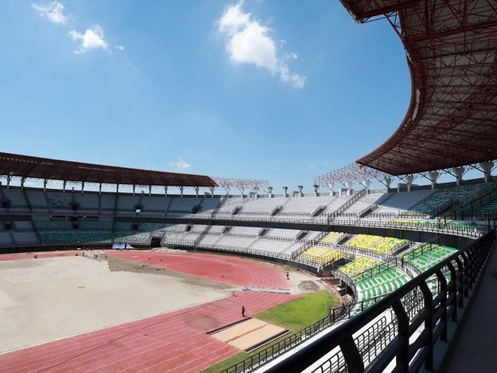 Menpora Zainudin Amali bersama Wakil Ketua PSSI Iwan Budianto didampingi Wali Kota Surabaya Tri Rismaharini mengecek renovasi Stadion Gelora Bung Tomo (GBT), Jumat (18/9/2020). Stadion kebanggaan Kota Pahlawan itu merupakan salah satu venue Piala Dunia U-20 pada 2021 mendatang.