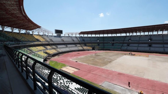 Menpora Tinjau Renovasi GBT Menpora Zainudin Amali bersama Wakil Ketua PSSI Iwan Budianto didampingi Wali Kota Surabaya Tri Rismaharini mengecek renovasi Stadion Gelora Bung Tomo (GBT), Jumat (18/9/2020). Stadion kebanggaan Kota Pahlawan itu merupakan salah satu venue Piala Dunia U-20 pada 2021 mendatang.
