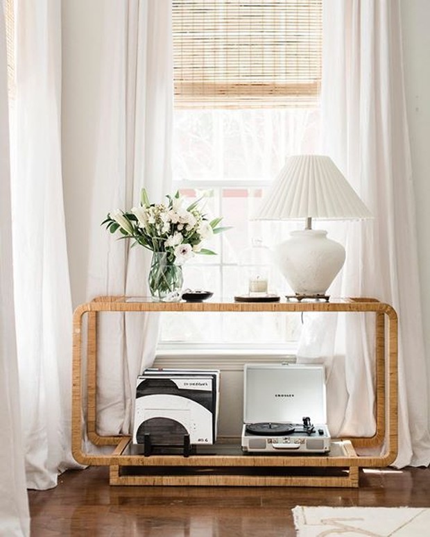 Tirai menciptakan ilusi jendela semakin besar dengan menarik keatas dan membuat ruangan tampak lebih tinggi.