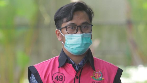 PEMERIKSAAN ANDI IRFAN JAYA KPK Tersangka kasus suap Jaksa Pinangki Sirna Malasari, Andi Irfan Jaya bersiap menjalani pemeriksaan di gedung KPK, Jakarta, Jumat (18/9/2020). Andi Irfan Jaya diperiksa KPK sebagai tersangka terkait kasus suap Jaksa Pinangki Sirna Malasari. Andi diduga berkerja sama dengan Pinangki terkait pengurusan pengajuan fatwa Mahkamah Agung (MA) untuk membebaskan Djoko Tjandra dari eksekusi Kejaksaan Agung atas kasus korupsi hak tagih Bank Bali. ANTARA FOTO/Reno Esnir/pras. *** Local Caption ***