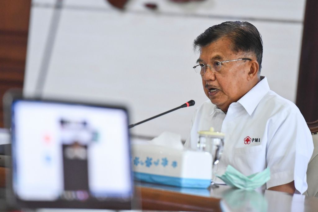 Ketua Umum Palang Merah Indonesia (PMI) Jusuf Kalla bersiap mengikuti peringatan HUT PMI ke-75 secara virtual di Markas PMI, Jakarta, Kamis (17/9/2020). Peringatan HUT PMI ke-75 mengusung tema Solidaritas Untuk Kemanusiaan. ANTARA FOTO/Hafidz Mubarak A/nz