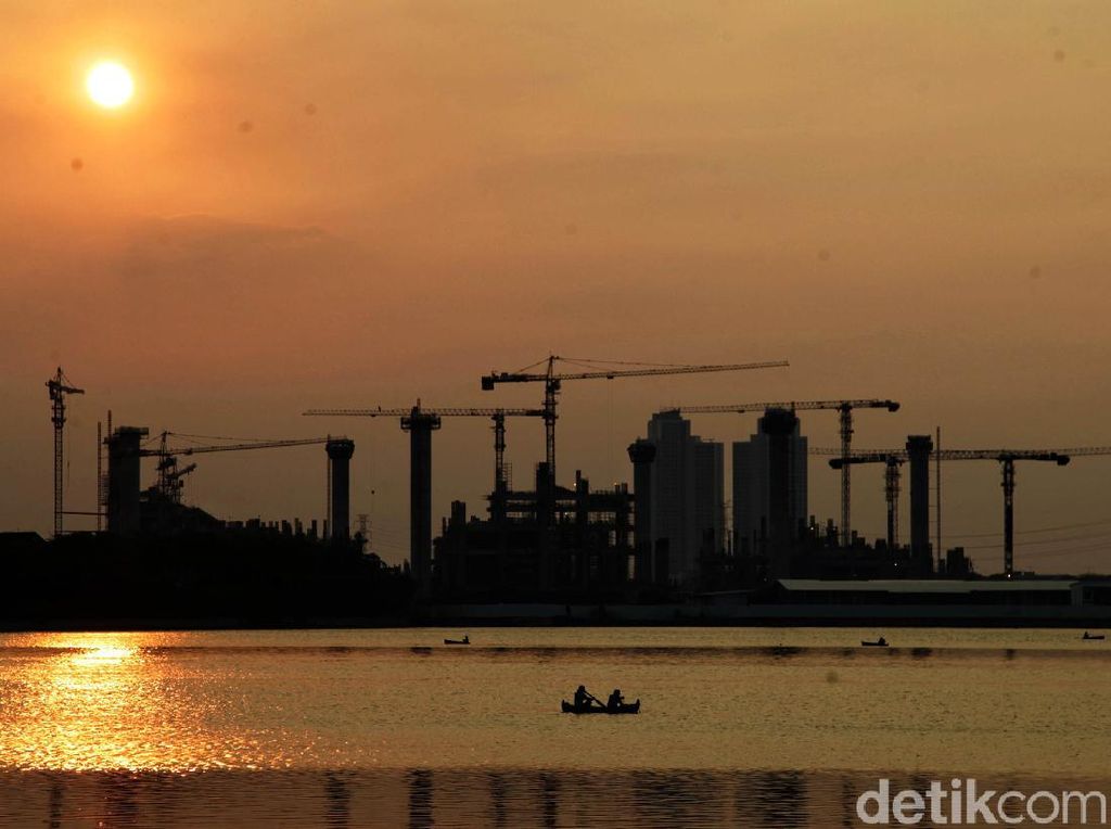 Pesona Matahari Terbenam di Utara Jakarta Saat PSBB Ketat Pesona Matahari Terbenam di Utara Jakarta Saat PSBB Ketat