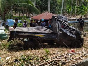 Hilang Kendali, Pikap Tabrak Becak hingga Terobos Pemakaman di Polman