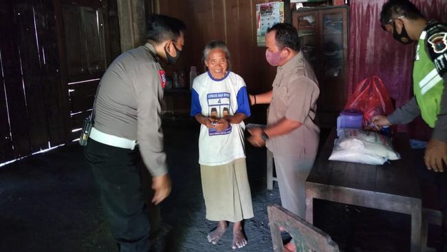 Polisi Ngawi Blusukan ke Warga Sosialisasi Cegah Kecelakaan dan COVID-19 Polisi Ngawi Blusukan ke Warga Sosialisasi Cegah Kecelakaan dan COVID-19