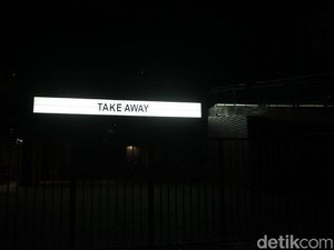 Sedih, Corona dan PSBB Bikin Resto Jualan di Pinggir Jalan