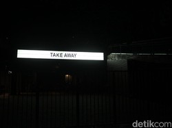 Sedih, Corona dan PSBB Bikin Resto Jualan di Pinggir Jalan