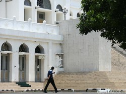 Salat Jumat di Masjid DKI Ditiadakan Hari Ini