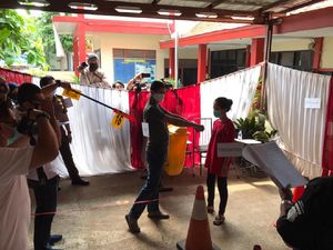 Rekonstruksi Kasus Istri Tusuk Suami di Mampang, Pelaku Peragakan 44 Adegan Rekonstruksi Kasus Istri Tusuk Suami di Mampang, Pelaku Peragakan 44 Adegan
