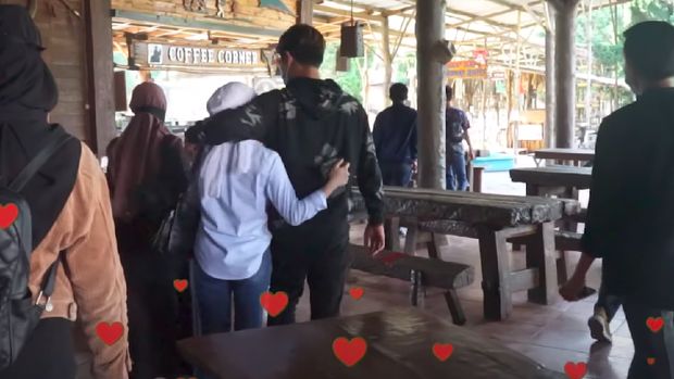 Rizky Billar peluk Lesti Kejora