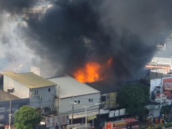 Video Kebakaran Rumah di Dekat Pasar Senen, Asap Membubung Tinggi