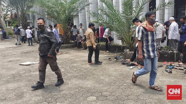 Umat muslim menjalankan solat Jumat di Masjid Jami' Al Munawar. Jakarta, 18 September 2020. Pengurus masjid tetap melaksanakan shalat Jumat di masa Pembatasan Sosial Berskala Besar (PSBB) dengan menerapkan protokol kesehatan untuk mencegah penyebaran COVID-19. Dewan Masjid Indonesia (DMI) Pusat mengimbau pengurus masjid meniadakan salat Jumat. 