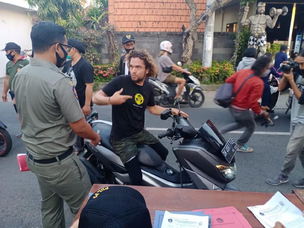 Bandel Tak Pakai Masker, Puluhan Bule di Bali Didenda-Dibina Satpol PP Bandel Tak Pakai Masker, Puluhan Bule di Bali Didenda-Dibina Satpol PP