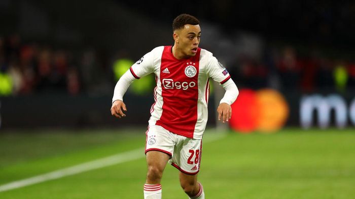 Sergino Dest AMSTERDAM, NETHERLANDS - DECEMBER 10: Sergino Dest of Ajax in action during the UEFA Champions League group H match between AFC Ajax and Valencia CF at Amsterdam Arena on December 10, 2019 in Amsterdam, Netherlands. (Photo by Dean Mouhtaropoulos/Getty Images)