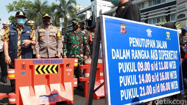 Sistem buka tutup dilakukan di lima ruas jalan di Kota Bandung.