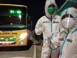 Curhat Sopir Bus Dehidrasi Pakai Hazmat Saat Antar Pasien ke Wisma Atlet