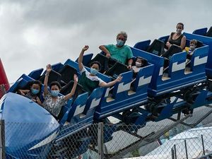 Taman Bermain di Hong Kong Wajibkan Pengunjung Pakai Masker Taman Bermain di Hong Kong Wajibkan Pengunjung Pakai Masker