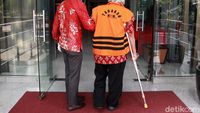 Tersangka Korupsi Ini Diborgol ke Tongkat Ketiak