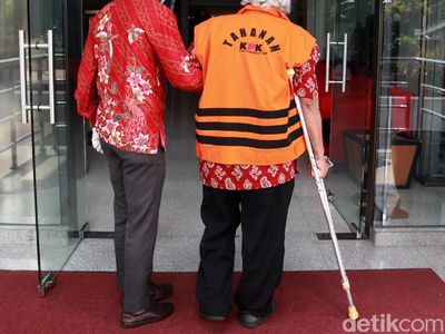 Tersangka Korupsi Ini Diborgol ke Tongkat Ketiak