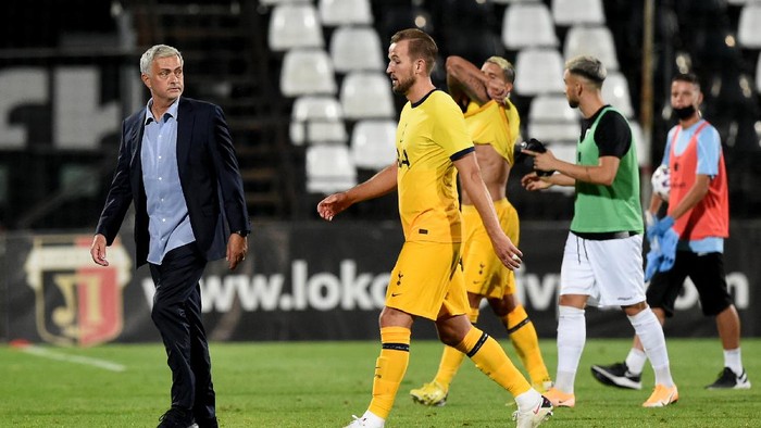 PLOVDIV, BULGARIA - SEPTEMBER 17: Jose Mourinho, Manager of Tottenham Hotspur and Harry Kane of Tottenham Hotspur react following the UEFA Europa League second qualifying round match between Lokomotiv Plovdiv and Tottenham Hotspur at Stadion Lokomotiv Plovdiv on September 17, 2020 in Plovdiv, Bulgaria. (Photo by Nikolay Doychinov/Getty Images)
