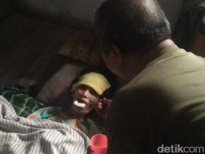 Tolong, Wanita dan Putrinya di Jombang Lumpuh Karena Penyakit ALS Tolong, Wanita dan Putrinya di Jombang Lumpuh Karena Penyakit ALS