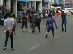 Warga Main Bola Saat Jalan Ditutup, Begini Reaksi Satpol PP Bandung